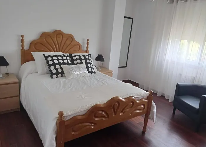 Vivienda Amplia Y Luminosa A Escasos Metros De La Playa De Cangas.