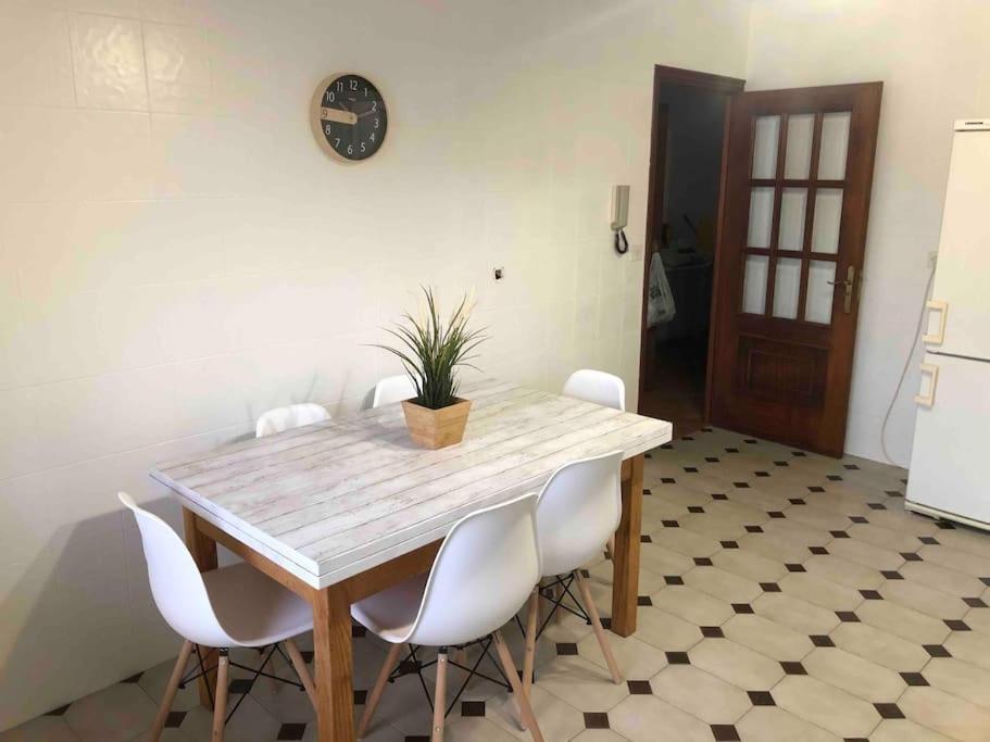 Vivienda Amplia Y Luminosa A Escasos Metros De La Playa De Cangas. Appartement *